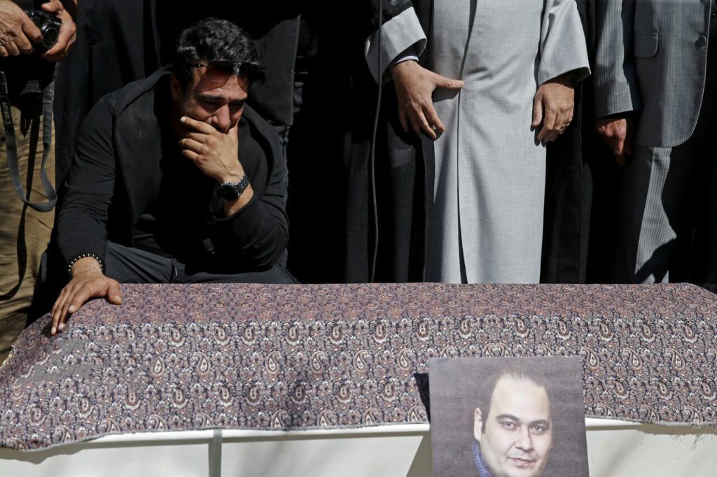 مراسم ختم رضا داوودنژاد با حضور هنرمندان 24 مراسم ختم رضا داوودنژاد با حضور هنرمندان