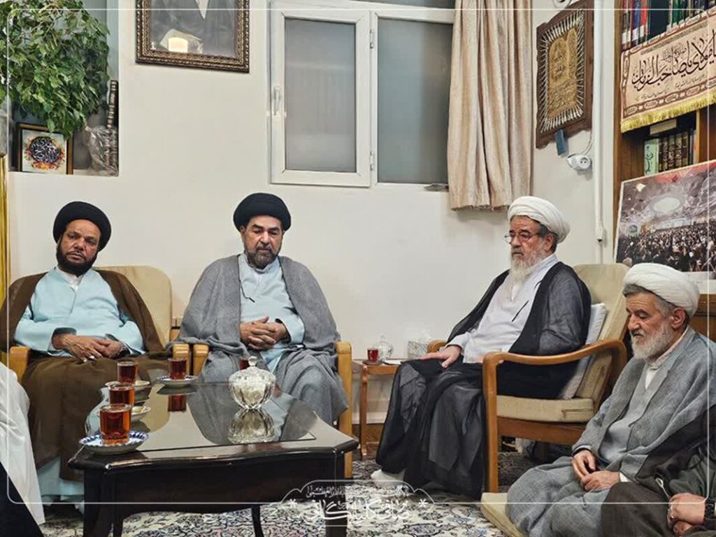 حضور رئیس مجمع علمای شیعه هند و رهبر شیعیان مالزی در بیت مرجع ولائی آیت الله صافی گلپایگانی(قدس سره) 1 حضور رئیس مجمع علمای شیعه هند و رهبر شیعیان مالزی در بیت مرجع ولائی آیت الله صافی گلپایگانی(قدس سره)